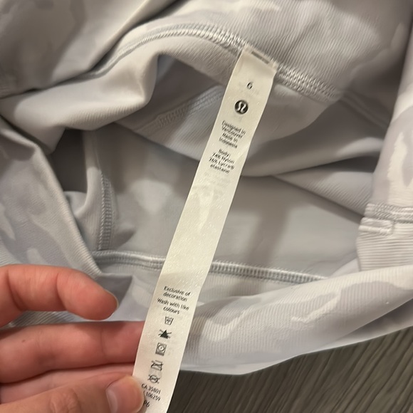 lululemon Ribbed Wunder Under Shorts - Size 6 - Picture 3 of 4